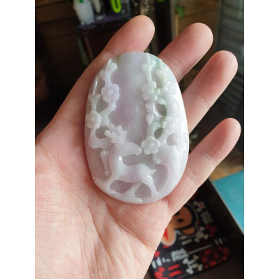 逸品軒~天然緬甸玉A貨-R1886-細糯春彩梅花鹿墜子 長77mm寬53.5mm厚14.5mm 玉質細糯,顏色漂亮。 寓
