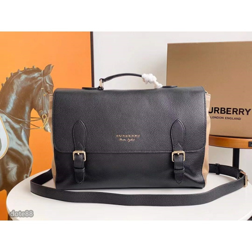 Burberry巴寶莉經典款側棉男士郵差包公事包，荔枝紋頭層牛皮材質奢華皮革手拎或斜挎兩相宜大容量包包父親節
