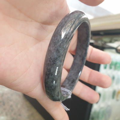 逸品軒～天然緬甸玉A貨-B1067-烏雞玉鐲 寬12.1mm厚7.4mm內徑58.9mm約18.7圍 • 有不明顯紋微微