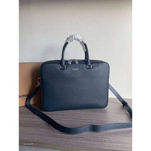 Burberry 巴宝莉 London 皮革公文包可缔造手提造型或使用可拆式背带便于肩背材质小牛皮可拆可调式肩背带