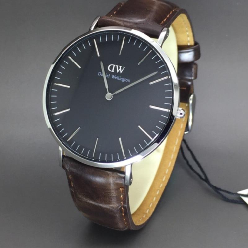 Daniel Wellington 黑錶面 棕色壓紋皮革x銀框/40mm