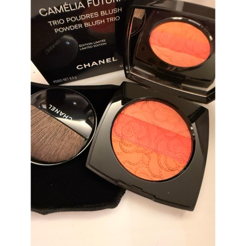?【全新正品】CHANEL CAMÉLIA FUTURA 2025春夏限定創作 山茶花紋腮紅盤｜柔粉珊瑚三色漸層