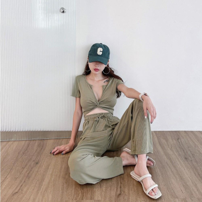 【DOE.FF】V領扭結寬褲套裝 （現貨·福利品） 套裝女 寬褲 闊腿褲 長褲女 辣妹套裝 女裝 短版上衣 短t