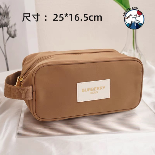 Burberry 化妝品VIP漂亮禮❤️金標中性手拿包洗漱包 收納包 悠長假期伴我身邊大容量化妝包 洗漱包 帶手提 收納包