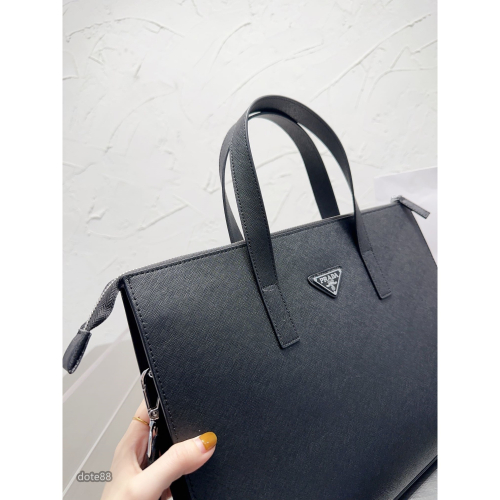 【Prada】普拉達男士公事包手提包筆電包經典三角標可調肩帶多隔層耐磨耐髒多功能簡便實用送領導老公生日禮物出門出差必備