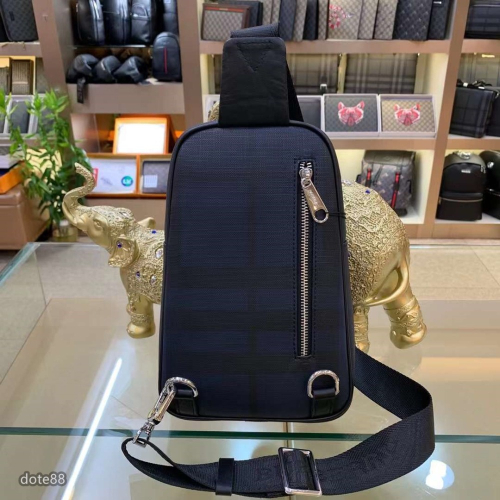 Burberry巴寶莉高端大氣，時尚有品味採用頂級格紋資料配頭層牛皮手感柔軟舒適板型大氣時尚運動 逛街出門必備 百搭