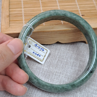逸品軒～天然緬甸玉A貨-B1074-豆青玉鐲 寬15.5mm厚7mm內徑59.3mm約18.8圍 • 有不明顯紋微摳