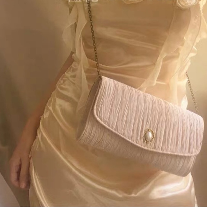 ❤️現貨在台，杏.黑 高質感 婚宴 氣質 女神 小香風 褶皺 復古 手拿包 斜背 珍珠鏈 溫柔 晚宴包 女士 鏈條 小包