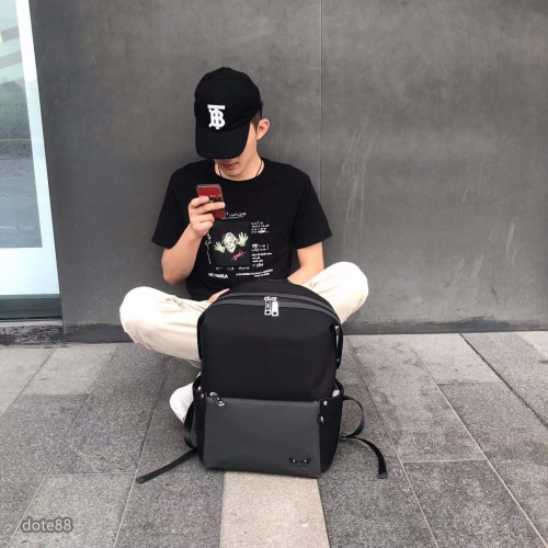 芬迪Fendi小怪獸背包容量大電腦經典設計年輕百搭時尚時尚潮流正面拉鍊口袋雙拉鍊封口生日禮物節日禮物 時尚潮流出門必備