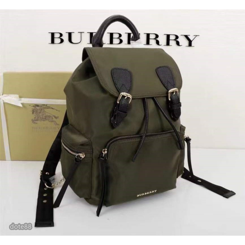 Burberry巴寶莉背包新款輕便的防水材質，搭配小牛皮飾邊，並綴有精美的金屬鏈裝潢休閒 運動 逛街 出門必備