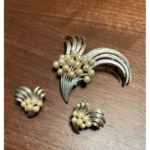 【Thistle Vintage】1970年代 Trifari 刻印珍珠胸針耳夾套組✨典雅復古・經典設計套裝?