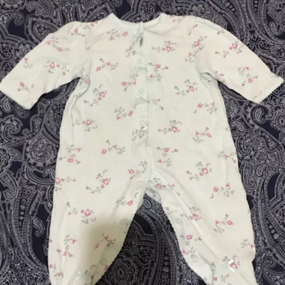 二手 近乎全新 美國 little me 嬰兒連身包屁衣（含腳） 淡綠色底白點小碎花 size:0-3M