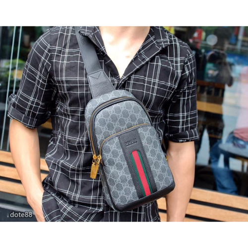 【Gucci】古馳男士單肩包胸包斜挎錢包男包經典印花快捷手機袋設計可調節肩帶多隔層耐磨生日禮物多功能簡便實用輕便多功能