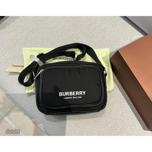 【Burberry】巴寶莉新款字母印花尼龍相機包斜挎包男女同款背包輕便小方包可調節肩帶休閒運動逛街生日情人節禮物出門