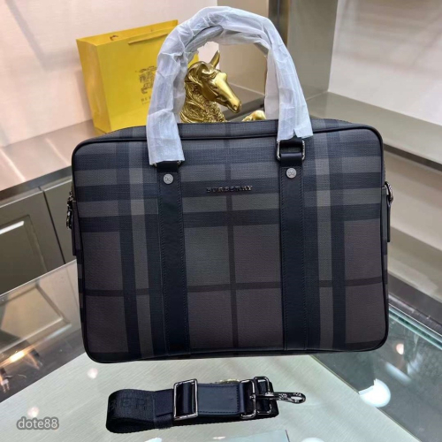Burberry巴寶莉男士專櫃公事包格紋皮革材質打造纖巧精緻的版型使其更具時尚、潮流，輕便又時尚父親節 生日禮物時尚