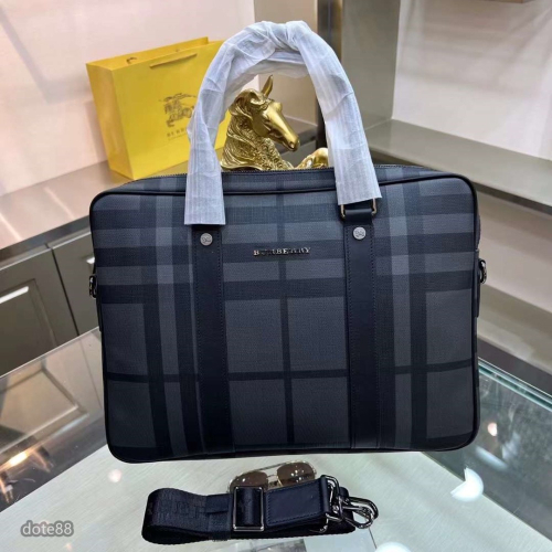 Burberry巴寶莉男士專櫃公事包格紋皮革材質打造纖巧精緻的版型使其更具時尚、潮流，輕便又時尚父親節 生日禮物