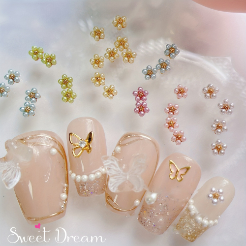 【美甲飾品】迷你金底高亮珍珠小花。美甲珍珠。立體小花。珍珠五瓣花。金底珍珠花。美甲小花。美甲鑽飾。珍珠飾品。指甲珍珠。