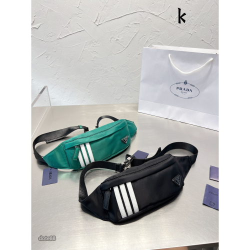 【Prada × Adidas】普拉達和阿迪達斯聯名男士單肩包斜挎包胸包三角標送男友禮物可調節肩帶多隔層耐磨耐髒多功能