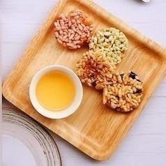 【暮朝食粹】手作醬香米餅 60入 （口味隨機） 純天然手作烘培 無防腐劑 醬油/蔓越莓/抹茶