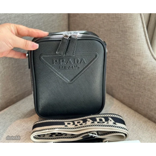 【Prada 】普拉達2023新款男士手機包單肩斜挎包防水可調節肩帶多隔層耐磨耐髒多功能簡便實用出門必備時尚百搭潮流