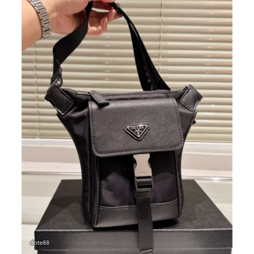 【Prada 】普拉達2023三角標尼龍拼皮搭扣手機包男士休閒相機包單肩斜挎包防水可調節肩帶耐磨耐髒多功能簡便出門必備
