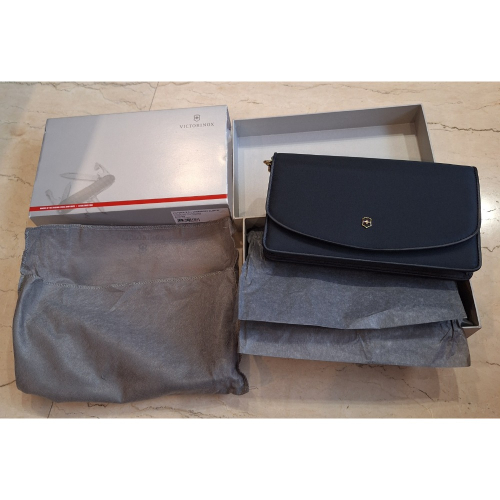 全新商品，Victorinox Victoria 2.0 深藍色隨身手拿包/斜背包，附收納袋、原廠禮盒