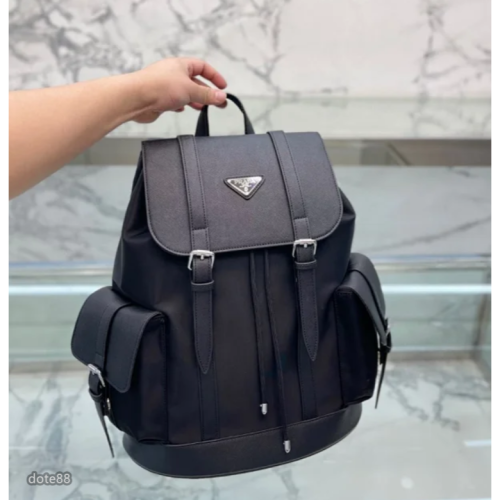 【Prada 】普拉達男士背包雙肩包學生書包旅行包電腦包耐磨耐髒多功能大容量多隔層簡便實用出門必備簡約時尚百搭潮流休閒