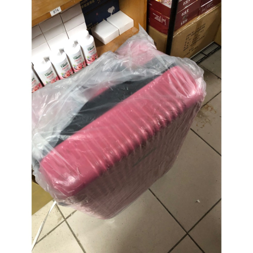 (大倉代領股東紀念品)Centurion密碼鎖四輪行李箱 正常使用痕跡 二手物品便宜售 完美主義者勿下單