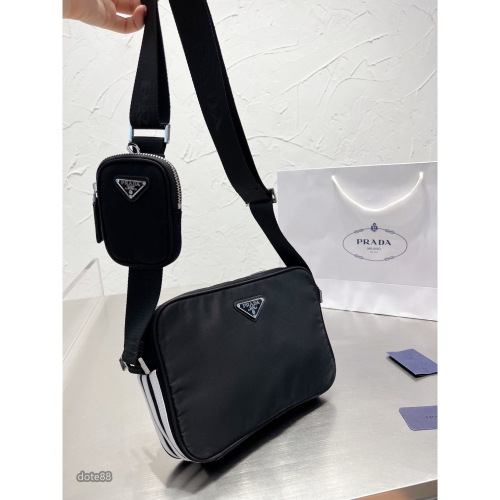 【Prada × Adidas】普拉達和阿迪達斯聯名款男包男士單肩包斜挎包經典三角標可調節肩帶多隔層耐磨耐髒生日禮物