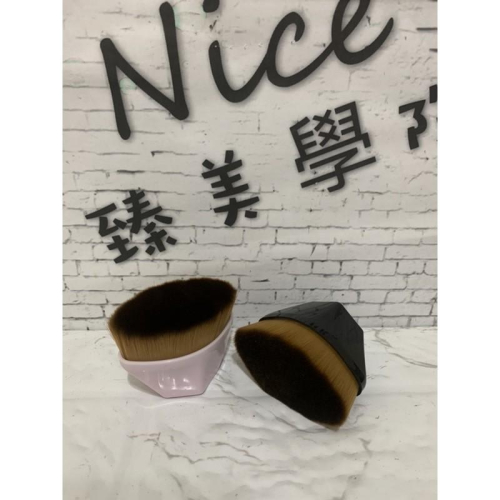 《臻美學院》粉底刷55號/化妝刷～黑色、粉色