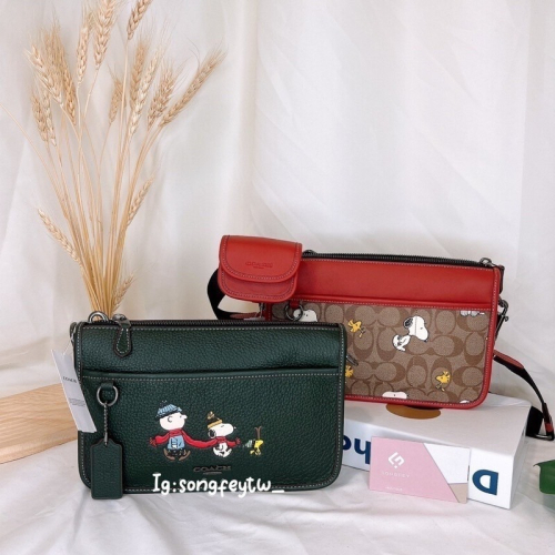 美國代購??台灣現貨 Coach 史努比1+1郵差包 斜背包