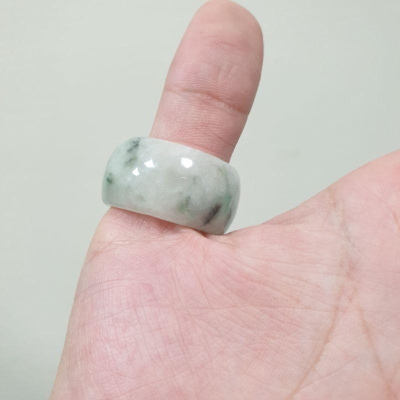 天然緬甸玉A貨-J0139-冰糯飄花戒指寬14.7mm厚3.9mm內徑約21.3mm國際圍#20?特價1000元有紋無摳