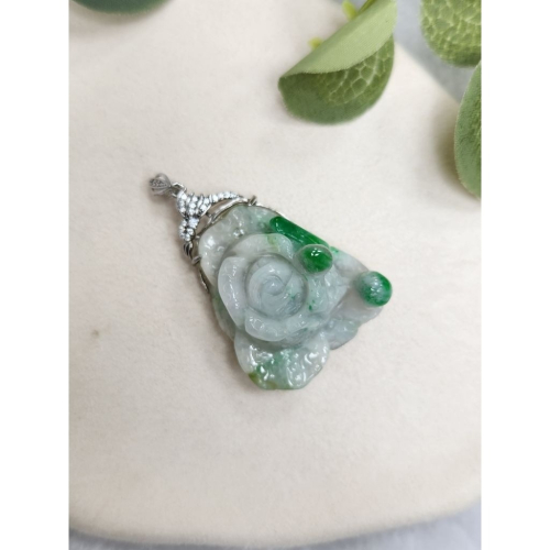 逸品軒～天然緬甸玉A貨-Z7089-白底青牡丹墜子925銀台未封底✅️長約31.2mm寬約28.6mm厚約17.7mm