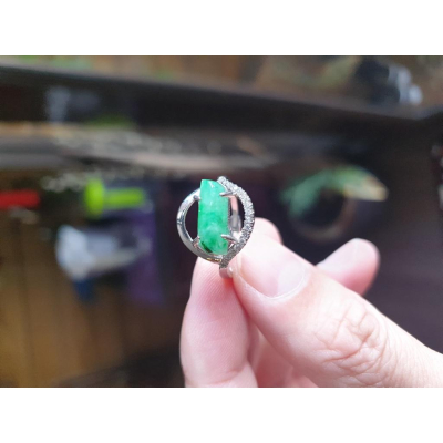 天然緬甸玉A貨-J0050-花青戒指 玉長18mm 寬5.5mm 種水好、質地細膩、顏色漂亮 925銀台鑲玉，活動戒圍