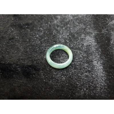 天然玉A貨-瓜料冰種戒指-J0070-內徑約14.5mm寬約5mm厚約2.9mm?國際圍＃7♥️特價1500元