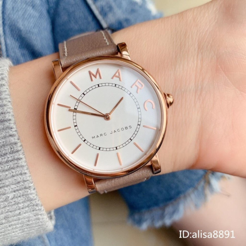 MARC JACOBS手錶 休閒石英錶 簡約百搭女生腕錶 奶茶灰色皮帶錶 大直徑女生手錶 MJ1538 1533