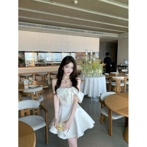 韓系 可愛清新 露肩 細肩帶純白緞面蝴蝶結小禮服 白色小禮服 伴娘禮服 A字裙 婚禮洋裝 輕婚紗 白色禮服 派對洋裝