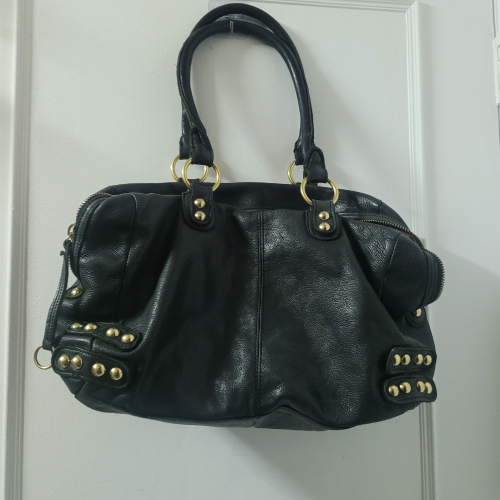 Linea Pelle 系列手工製作的黑色皮革肩背包