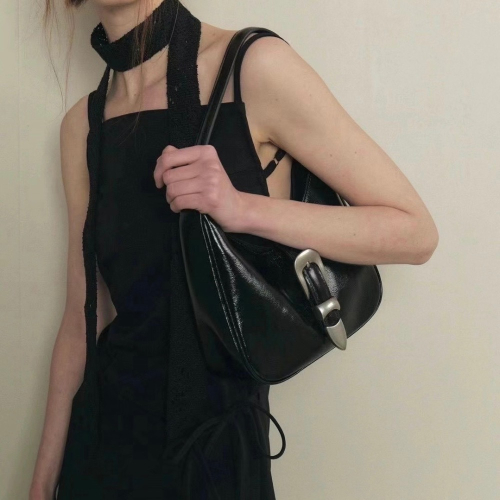 KeCom。Bucks& Leather 牛皮亮面 半月 單肩包