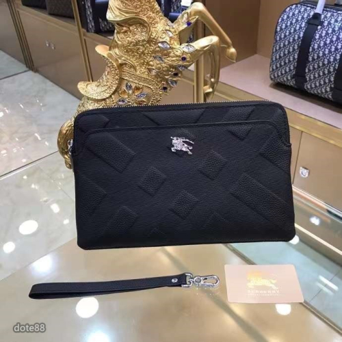 Burberry巴寶莉男士手拿包臻選格紋皮革材質打造纖巧精緻的版型使其更具時尚、潮流，輕便又時尚父親節生日禮物