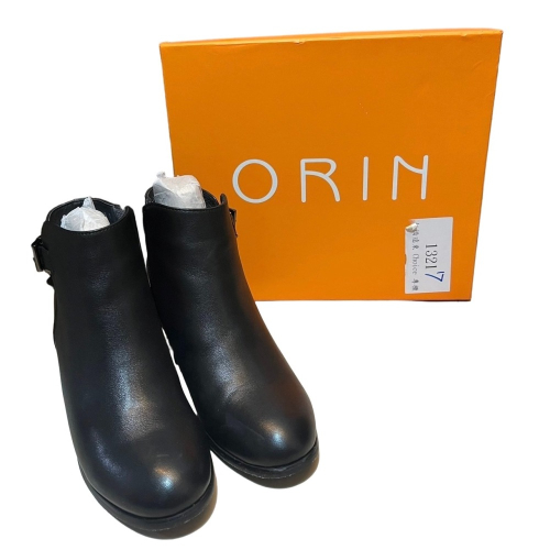 ❮近新❯ ORIN 皮帶釦環真皮粗高跟短靴 黑 全真皮打造，舒適 透氣 粗跟設計 平穩舒適無負擔 內側拉鍊 方便穿脫
