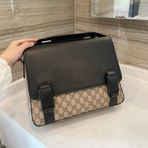 GUCCI郵差包 古馳包包 男生包包 男士斜背包 PVC拼牛皮翻蓋包 大容量單肩包 側背包 商務出差旅行包 休閒包 通勤