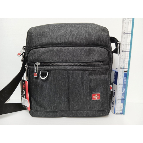 NUMANNI 奴曼尼 實用袋型滿足裝載需求牛津料直立式斜肩背包 73-6513