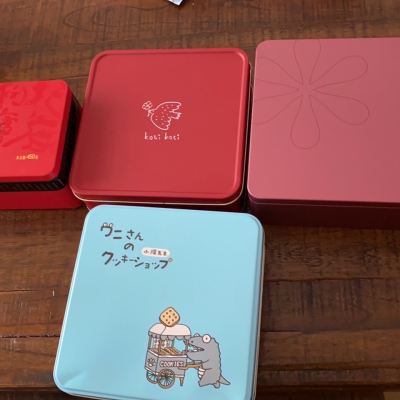 四個鐵空盒