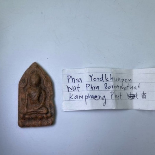 原廟盒裝古佛牌坤平佛牌PHRA KHUN PAEN坤平神牌禪定像實物非樣品找合緣好牌右側邊微傷但不影響整體的外觀一生好牌