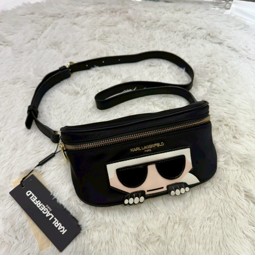 【卡爾｜全新】現貨 KARL LAGERFELD 包包 胸包 金標 尼龍 人像 腰包｜Little Bee 小蜜蜂精品