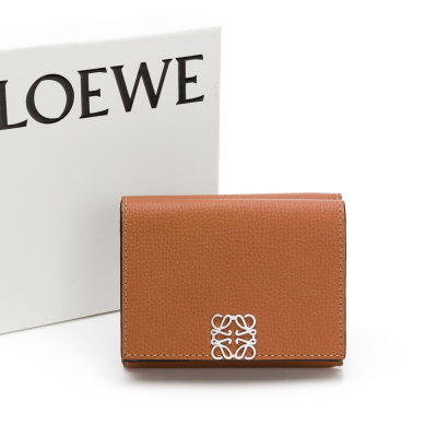 【LOEWE 羅威】 LOEWE 翻蓋釦式三折短夾 (棕) __DVSHOP 保證正貨 台灣現貨不用等