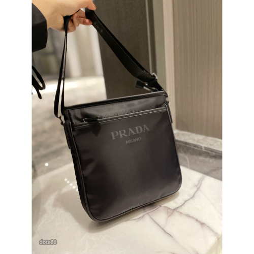 【Prada 】普拉達男士單肩包斜挎包手機包錢包經典三角標防水可調節肩帶多隔層耐磨耐髒多功能簡便出門必備簡約時尚百搭