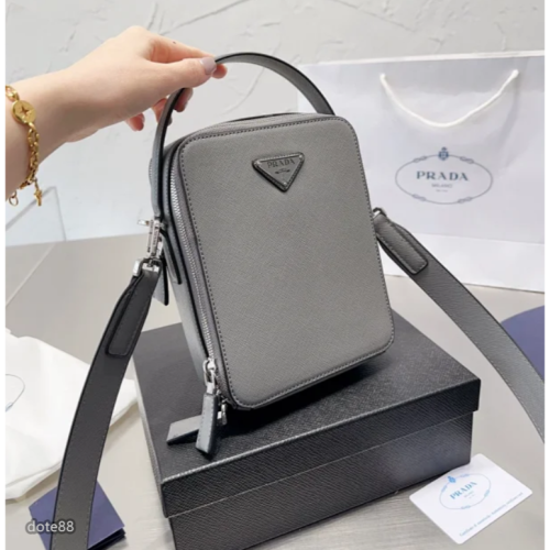 【Prada 】普拉達2023三角標多配色手機包男士休閒單肩斜挎包防水可調節肩帶耐磨耐髒多功能簡便實用生日情人節禮物