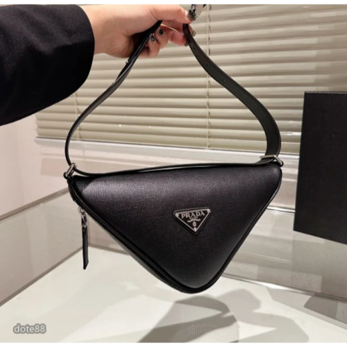 【Prada】普拉達男女同款單肩包三角包斜送男友禮物耐磨耐髒肩帶可調節多功能手機包簡便實用出門必備簡約時尚百搭潮流休閒